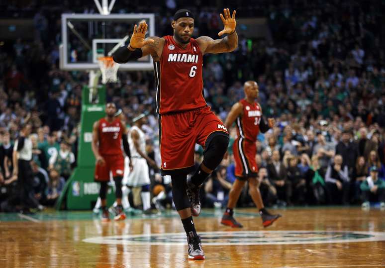LeBron James comandou a 23ª vitória consecutiva do Miami Heat