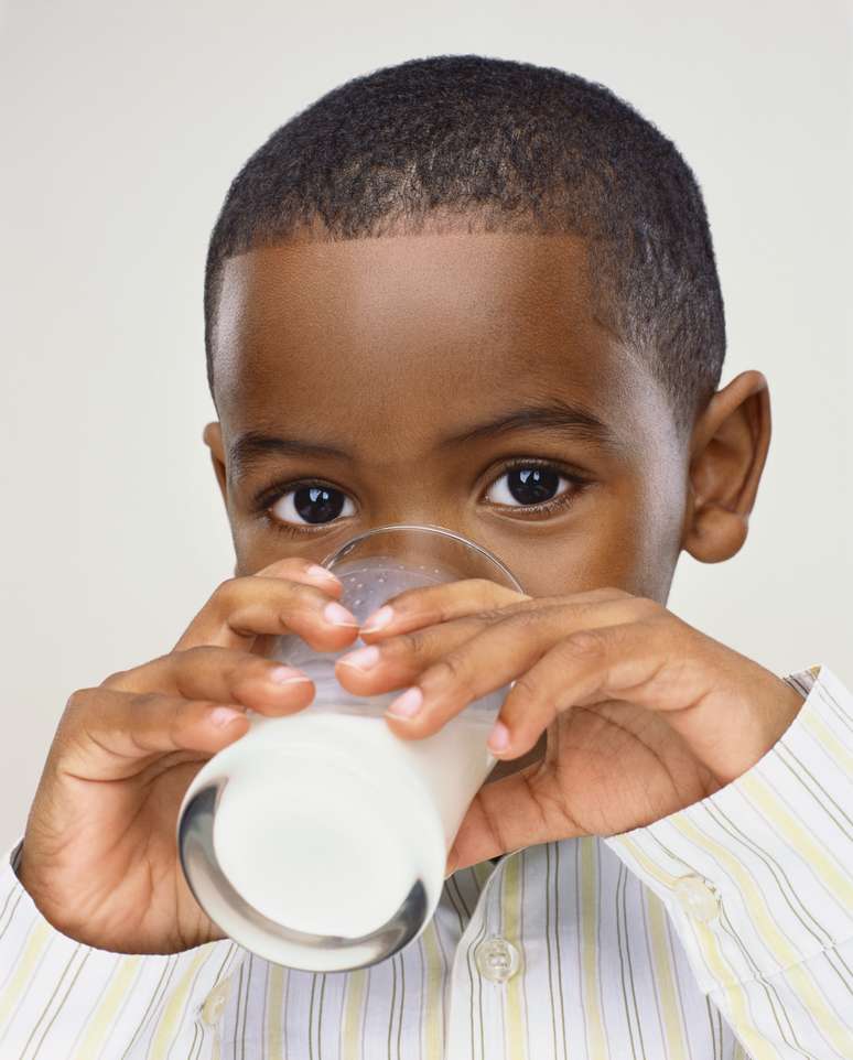 <p>Especialistas recomendam o consumo de leite integral durante a infância</p>