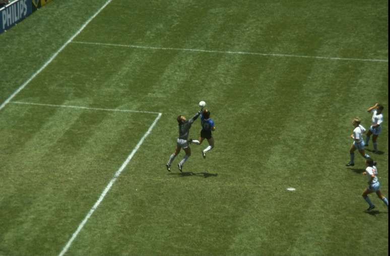 <p>Gol de mão de Maradona sobre Shilton foi nas quartas de final da Copa de 1986</p>