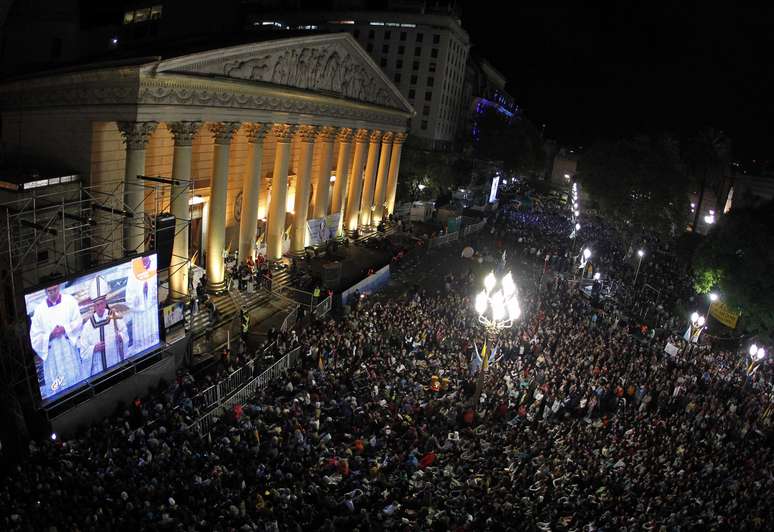 Multidão acompanha a missa inaugural do Papa em telão montado na Praça de Maio, em frente à Catedral Metropolitana de Buenos Aires