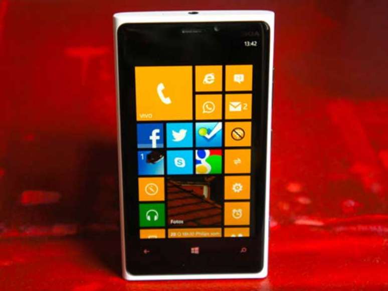 Nokia Lumia 920 é um smartphone incrível, mas sistema operacional deixa a desejar