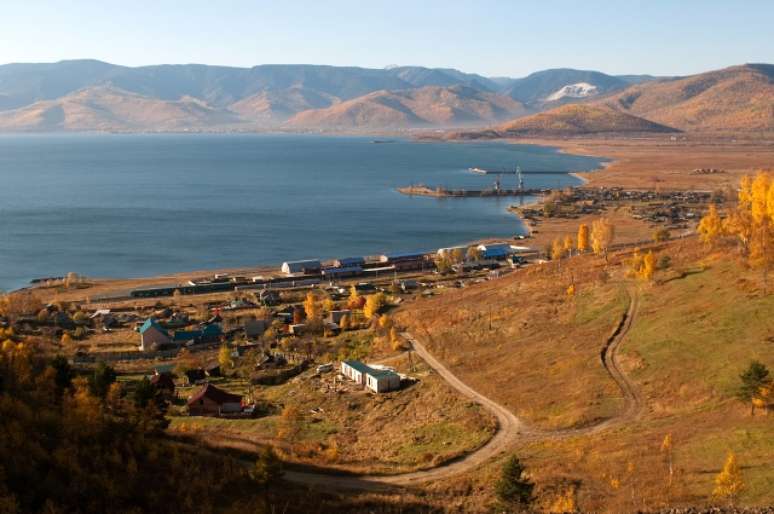 Com uma viagem que pode durar sete dias ininterruptos, a Transiberiana passa às margens do lago Baikal, na Rússia