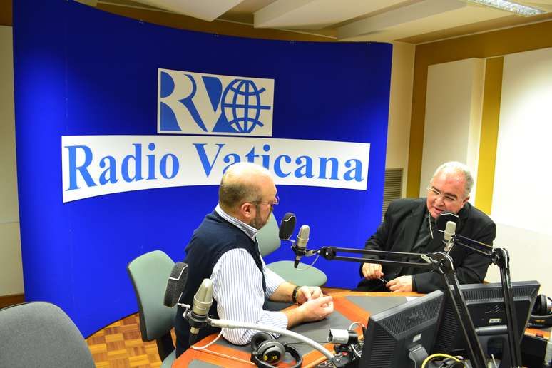 Tempesta concende entrevista no estúdio Karol Woytja da Rádio Vaticano