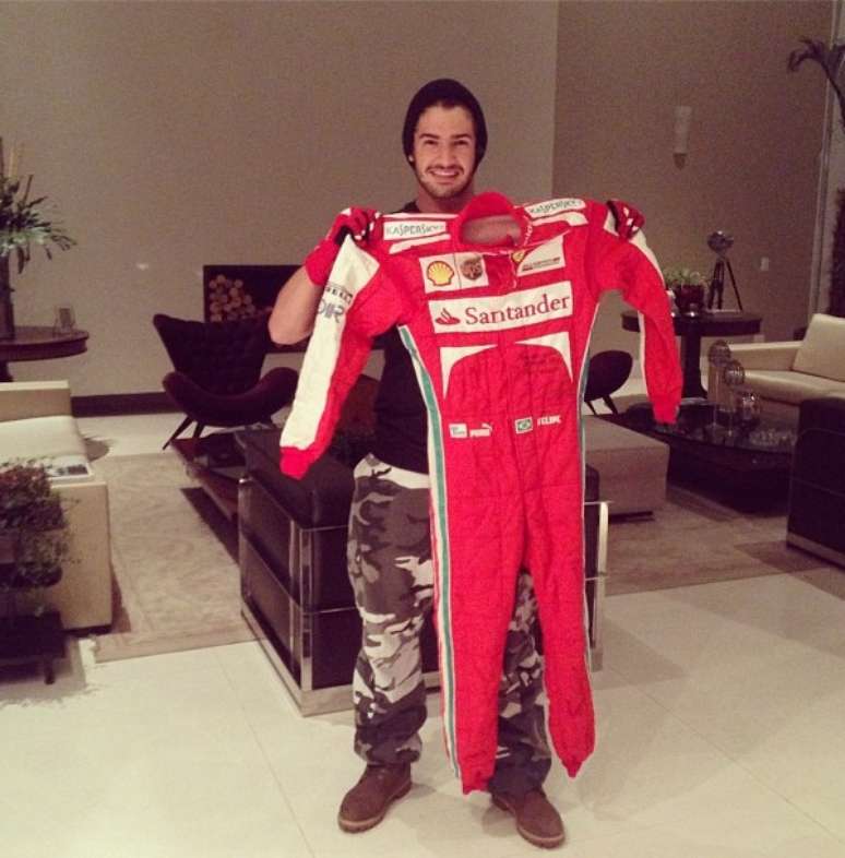 Alexandre Pato postou foto com macacão da Ferrari