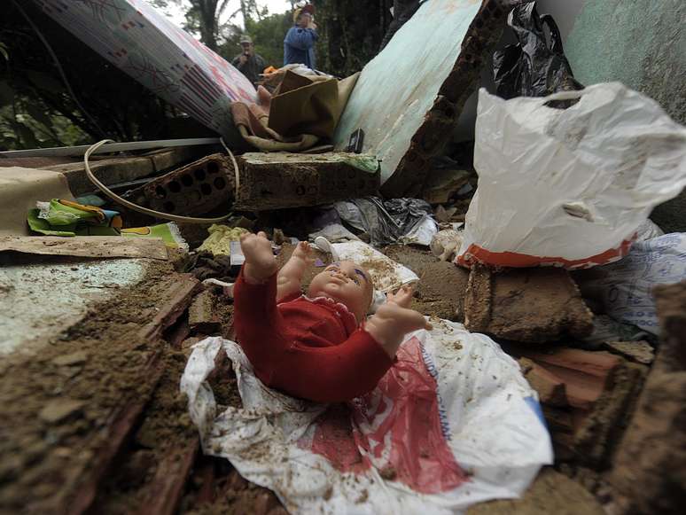 <p>Alguns locais&nbsp;de Angra dos Reis ficaram alagados, e uma ponte que acessa o bairro de Massap&ecirc; desabou</p>