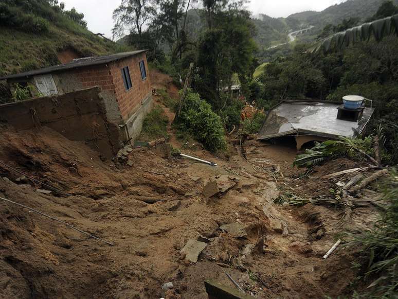 Chuvas causaram desabamentos, alagamentos e mortes na cidade de Petrópolis, no Rio de Janeiro
