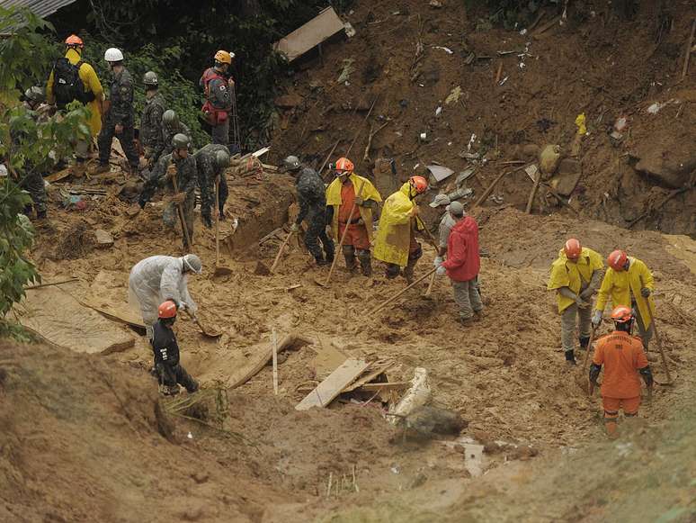 Chuvas causaram desabamentos, alagamentos e mortes na cidade de Petrópolis, no Rio de Janeiro