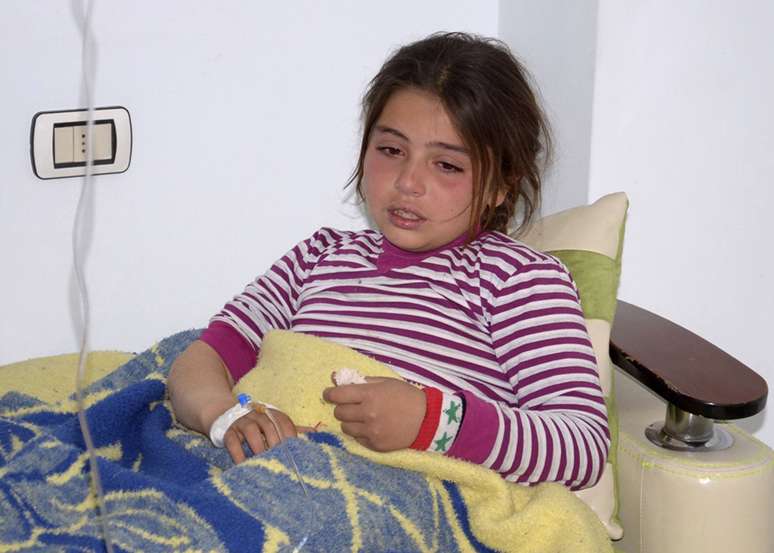 <p>Menina ferida no que o governo s&iacute;rio afirma ter sido um ataque qu&iacute;mico dos rebeldes recebe tratamento em hospital da cidade de Aleppo</p>