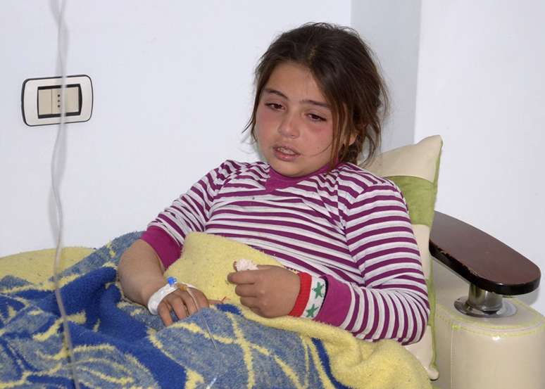 <p>Menina ferida no que o governo s&iacute;rio afirma ter sido um ataque qu&iacute;mico dos rebeldes recebe tratamento em hospital da cidade de Aleppo. Nesta ter&ccedil;a-feira, pouco depois do anivers&aacute;rio de dois anos da guerra civil que consome o pa&iacute;s, governo e oposi&ccedil;&atilde;o acusaram-se mutuamente de disparar um foguete carrecado com armas qu&iacute;micas nesta cidade do norte do pa&iacute;s</p>