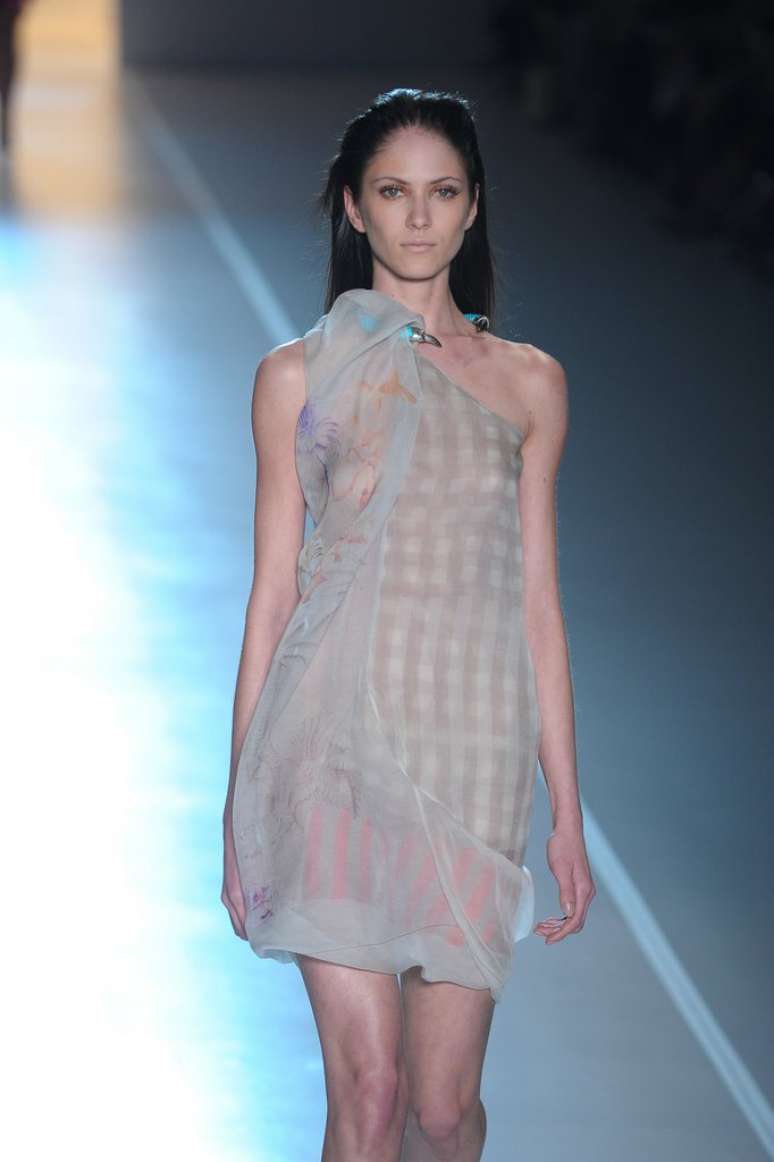 A Animale também desfilou peças com transparências mais ousadas - como este vestido, que mostra os seios da modelo