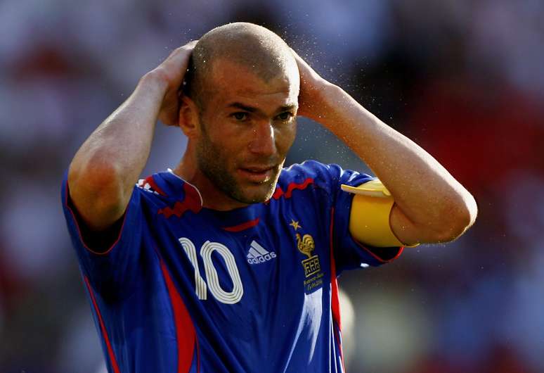 Benzema lembrou que o astro Zinedine Zidane (foto) n&atilde;o cantava tamb&eacute;m o hino quando defendia a Fran&ccedil;a