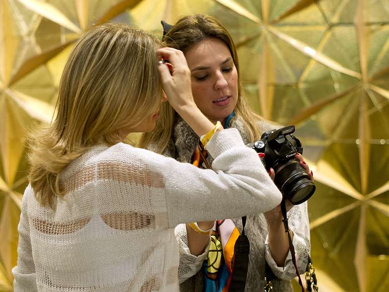 <p>Blogueiras fotografam looks que consideram interessantes nos corredores do evento</p>