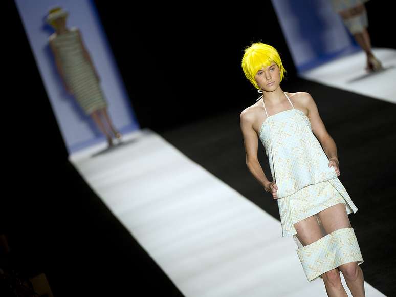 <p>Fernanda Yamamoto usa modelos com perucas coloridas em SPFW</p>