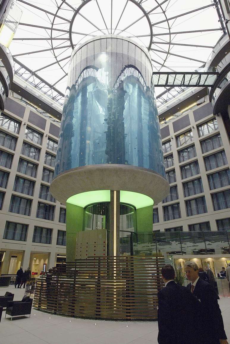 <p><strong>Aqua Dom, Berlim, Alemanha</strong><br />Maior aquário cilíndrico do mundo, o AquaDom está localizado no lobby do Radisson Blu Hotel de Berlim, na Alemanha. Centenas de espécies peixes coloridos nadam pelas águas salgadas do e os visitantes mergulham dentro de um elevador no centro  do aquário</p>