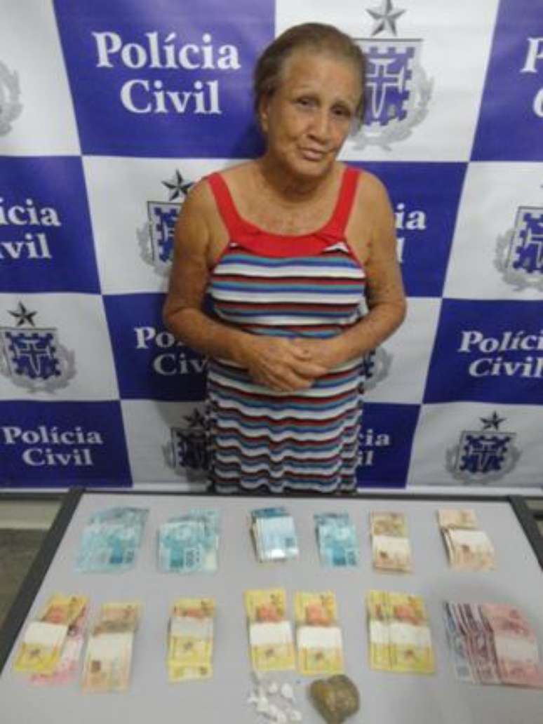 A polícia encontrou 100 gramas de cocaína e maconha, escondidos numa bolsa feminina no quarto da idosa