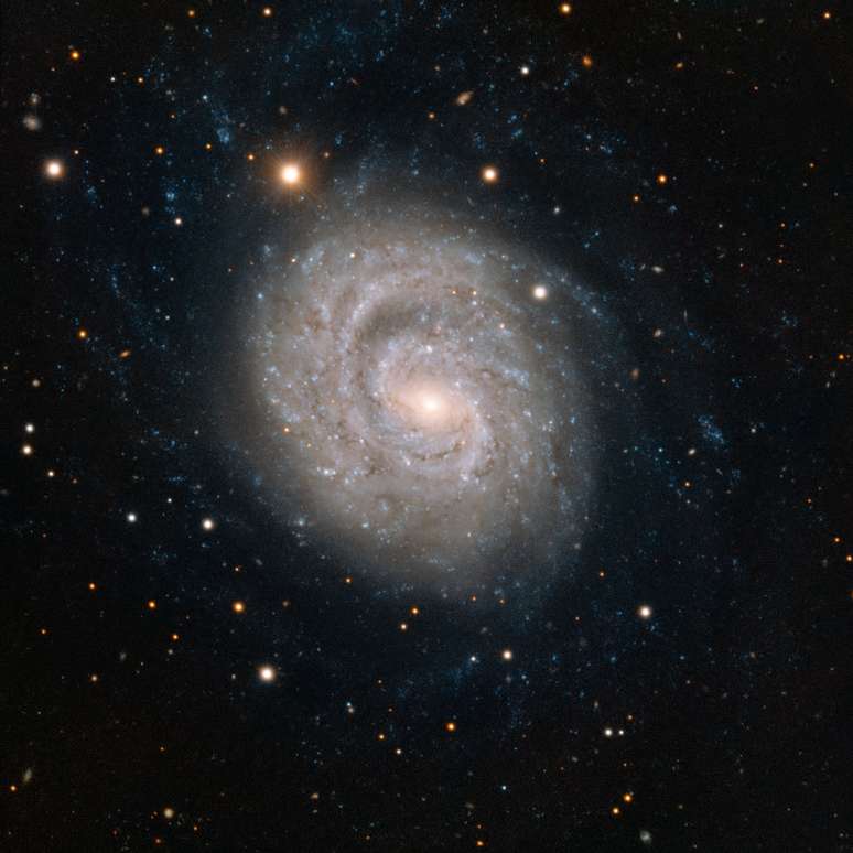 Supernova na galáxia espiral NGC 1637 tem seu lento declínio acompanhado desde 1999