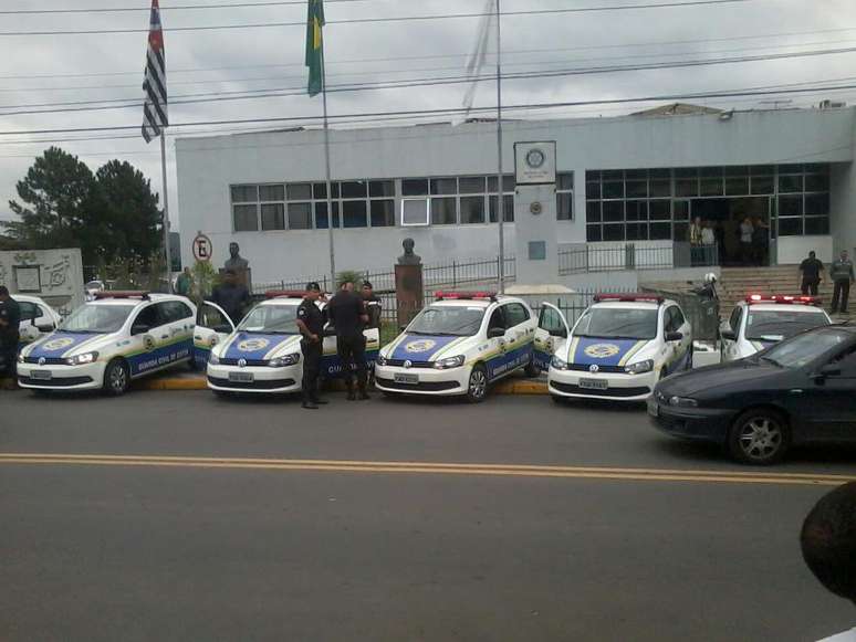 Viaturas da Guarda Civil foram enfileiradas em frente à prefeitura de Cotia