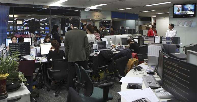 Computadores são vistos com problemas após um ataque de hackers a principal redação da emissora YTN, em Seul. Autoridades sul-coreanas investigam um ataque de hackers que derrubou os servidores de três emissoras de TV e dois grandes bancos. 20/03/2013