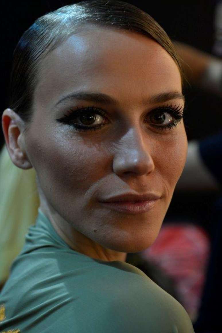 <p>Modelo Renata Kuerten faz pose enquanto se prepara para defilar pela &Aacute;gua de Coco</p>