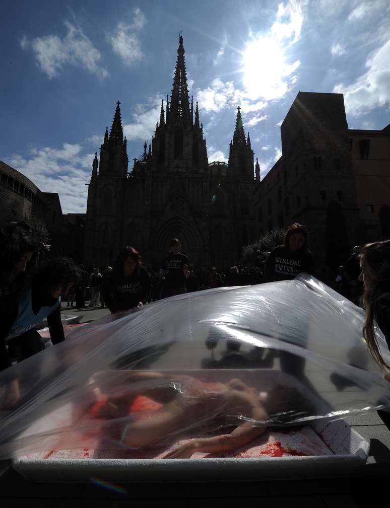 <p>O protesto aconteceu em frente à histórica catedral de Barcelona</p>