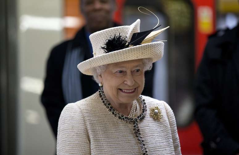 <p>Rainha Elizabeth II celebrará 60 anos de coroação em cerimônia privada</p>