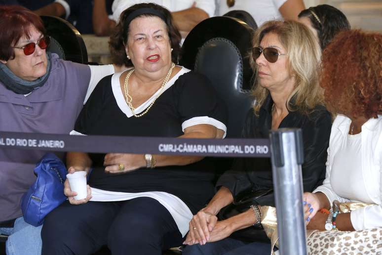 <p>Nana Caymmi (segunda à direita) e Emílio Santigo tinham uma amizade muito próxima</p>