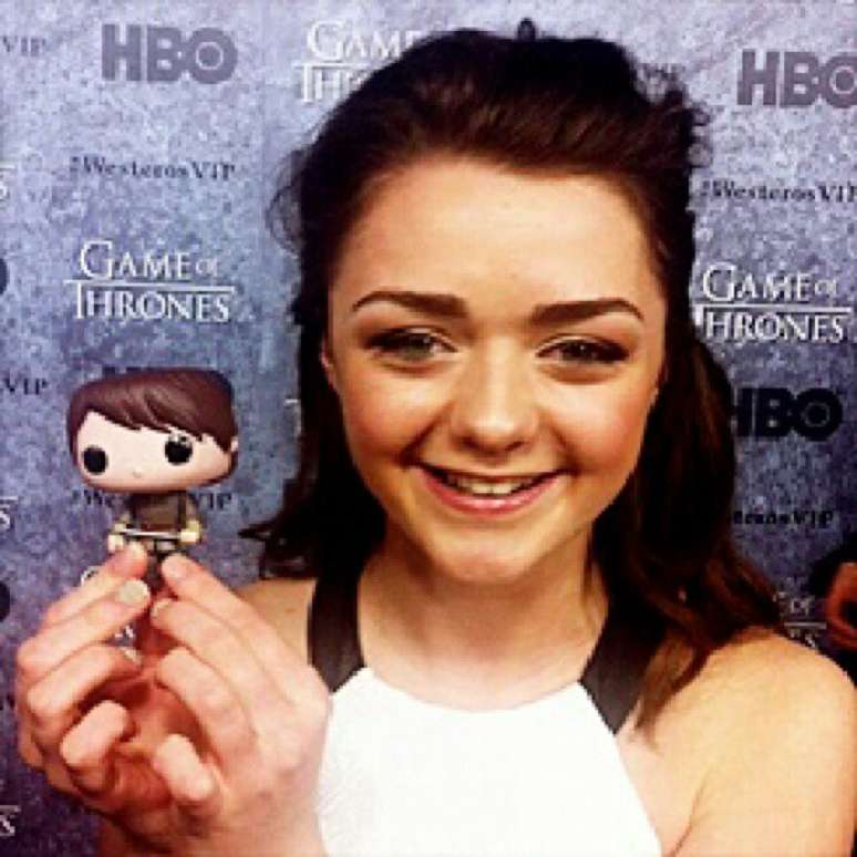 <p>Maisie Williams com a boneca de sua personagem, Arya Stark</p>