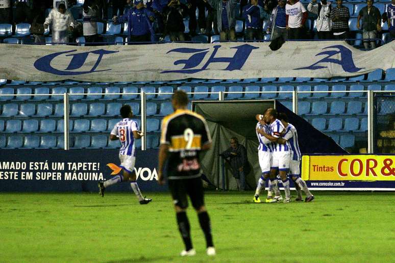 Jogadores do Avaí comemoram gol em empate no clássico com o Criciúma