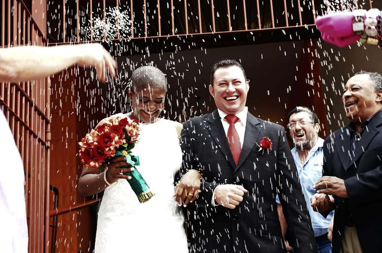 O casal Marcio e Katia deixa o cartório sob chuva de arroz