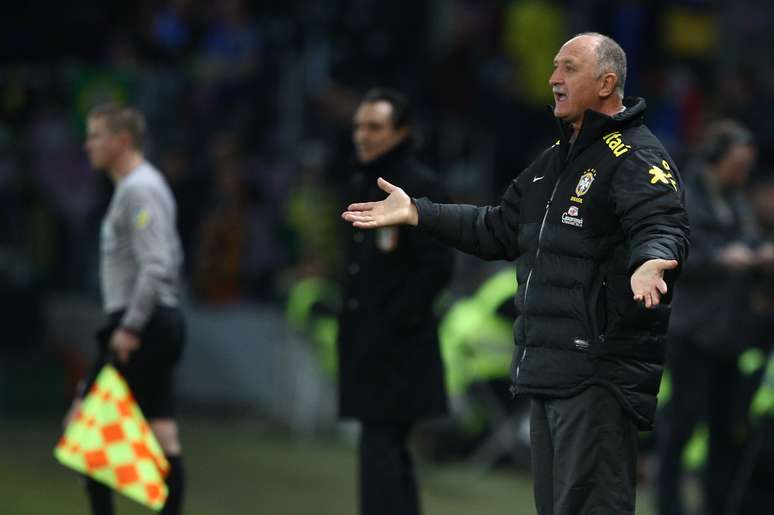 Felipão reclama durante empate entre Brasil e Itália por 2 a 2