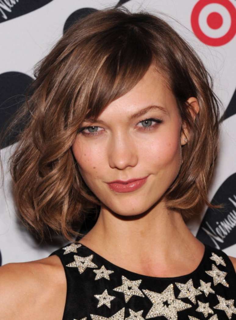 Top model número dois do mundo, Karlie Kloss desfila com uma pele lisa e radiante nas passarelas 