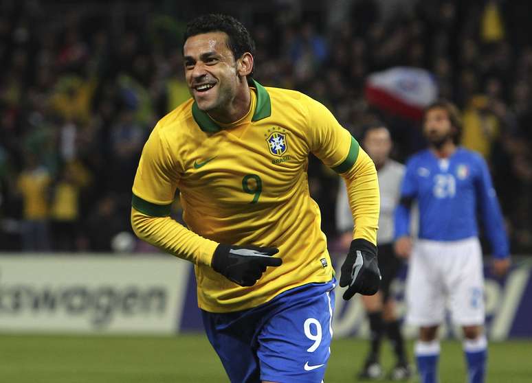 Fred comemora primeiro gol do Brasil no duelo