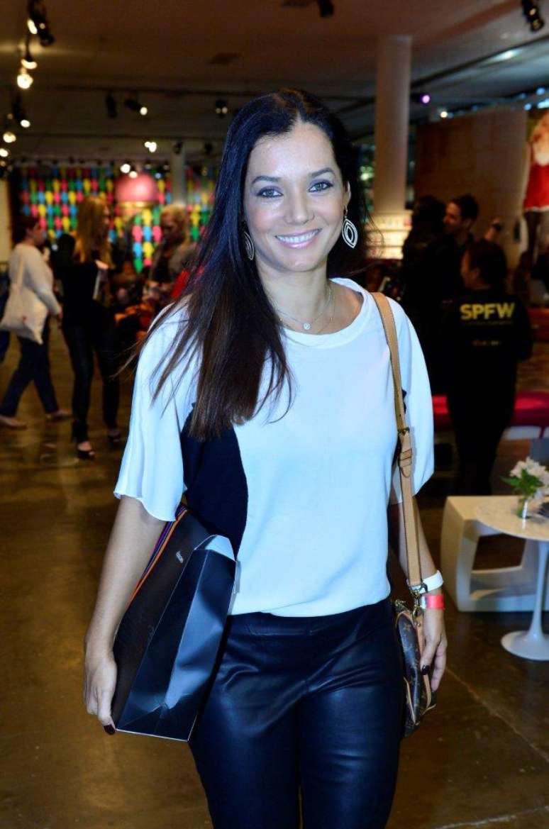 <p>A atriz esteve na Bienal no 4º dia do SPFW</p>