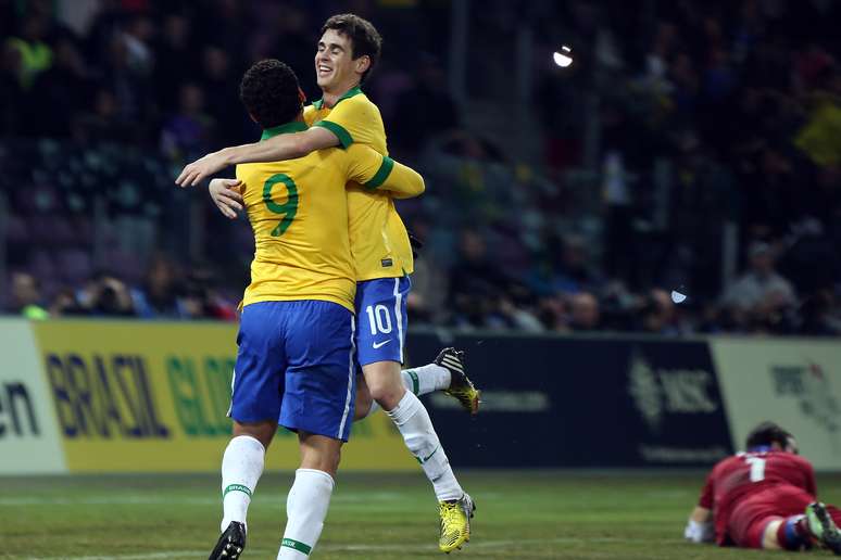 Oscar e Fred se abraçam após gol do Brasil