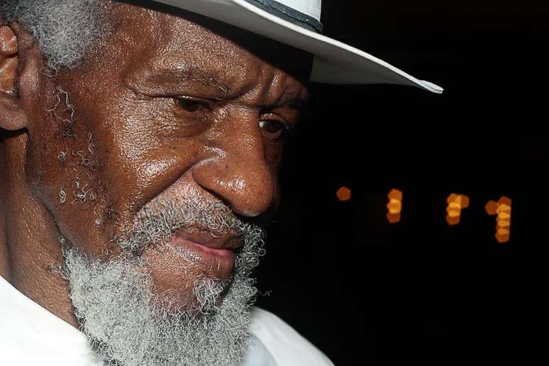 <p>Frequentador assíduo do São Paulo Fashion Week há cerca de 15 anos, Clauduardo Marcelino Alberto - ou Mandela, como prefere ser chamado -, faz sucesso entre o público</p>