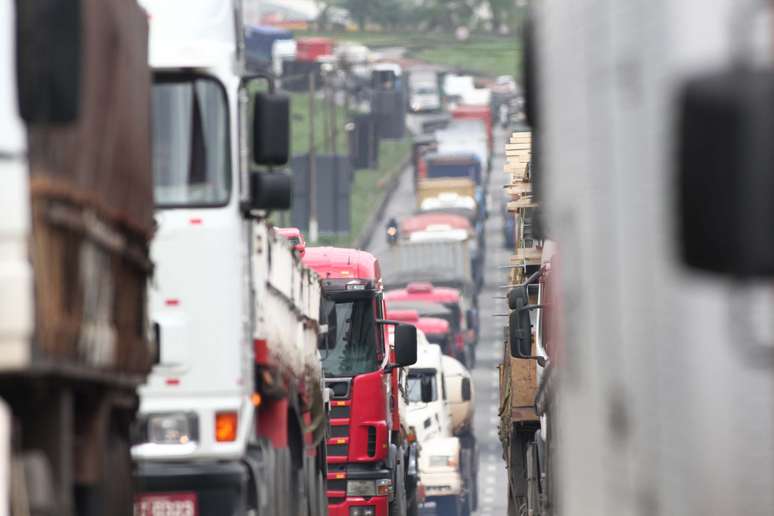 <p>Caminhões fazem filas para tentar chegar ao porto de Santos</p>