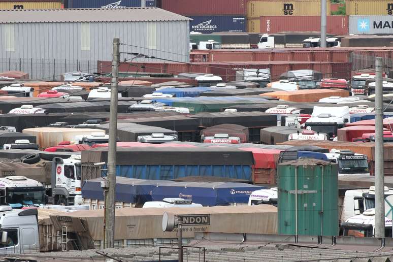 <p>Ontem, as longas filas de caminh&otilde;es que aguardavam para levar cargas aos terminais da rua do Adubo, no porto, provocaram 22 quil&ocirc;metros de congestionamento na pista sentido Guaruj&aacute;</p>