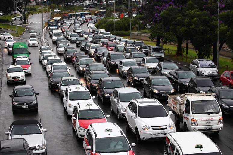 Região do Zero KM em frente ao aeroporto recebe trânsito de todas