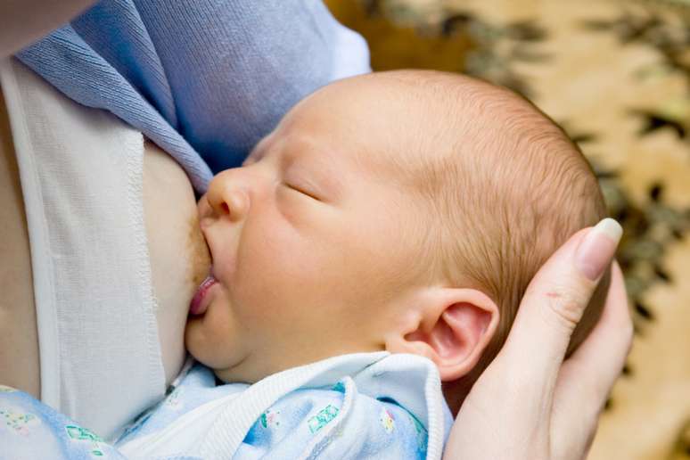 Segundo especialistas, é possível ter crescimento saudável sem o leite materno, mas o melhor é que o bebê seja amamentado