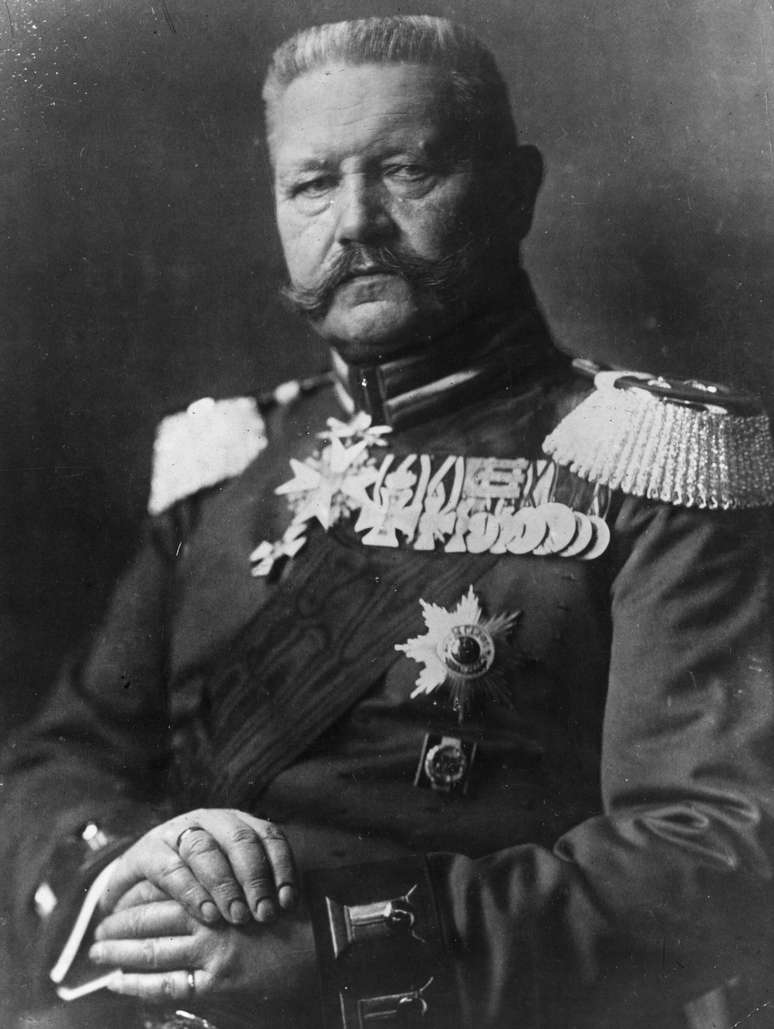 <p>Paul von Hindenburg (1847 - 1934): soldado, herói de guerra, estadista e presidente alemão, em seu uniforme oficial pela ocasião de seu 70º aniversário, em 1917</p>