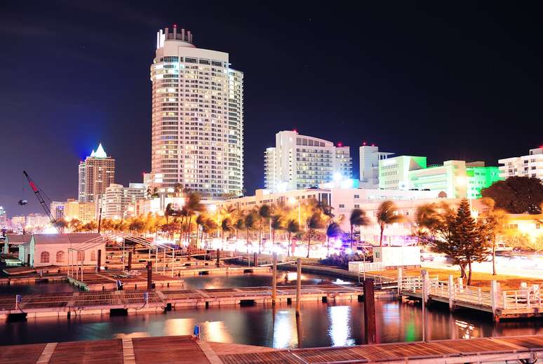 A cidade de Miami é mundialmente famosa por suas lindas praias e pelas ótimas opções de comércio. No entanto, existem muitas outras coisas para se curtir na cidade. Entre elas estão suas agitadas baladas, as obras de arte espalhadas pela cidade, as lindas paisagens noturnas e as atrações esportivas que agradam amantes de automobilismo, basquete, baseball e futebol americano