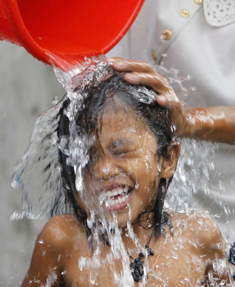 <p>Garota toma banho nas Filipinas no Dia Mundial da Água</p>