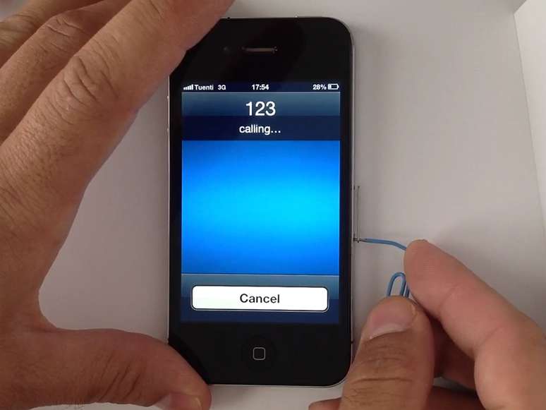 Truque para acessar o iPhone inclui controle de voz e retirada do chip SIM