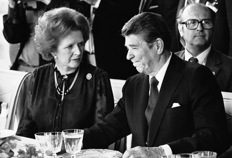 <p>Thatcher ao lado do ex-presidente americano Ronald Reagan em 1982</p>