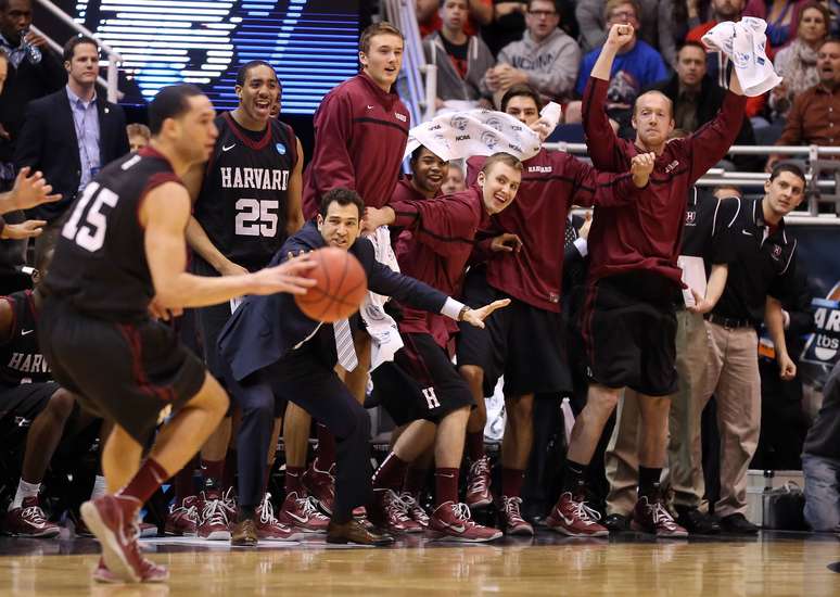 <p>A equipe de Harvard surpreendeu os Estados Unidos ao conquistar a primeira vitória de sua história nos playoffs da NCAA, a liga de basquete universitário americano: 68 a 62 contra os favoritos de New Mexico</p>