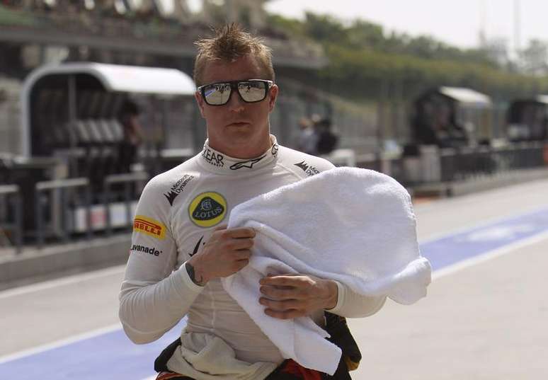 Piloto de fórmula 1, Kimi Raikkonen, caminha pelo pit após sessão de treino na Malásia. Raikkonen repetiu nesta sexta-feira o bom desempenho que o levou à vitória na primeira corrida da temporada, na Austrália, e liderou o dia de treinos livres para o Grande Prêmio da Malásia com seu carro preto bem ajustado da Lotus. 22/03/2012