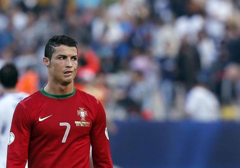 Jogador da seleção portuguesa de futebol, Cristiano Ronaldo, é visto durante partida eliminatória para a Copa do Mundo contra Israel, em Tel Aviv. Portugal se recuperou de uma desvantagem de dois gols para conseguir um empate em 3 x 3 contra Israel nesta sexta-feira. 22/03/2013
