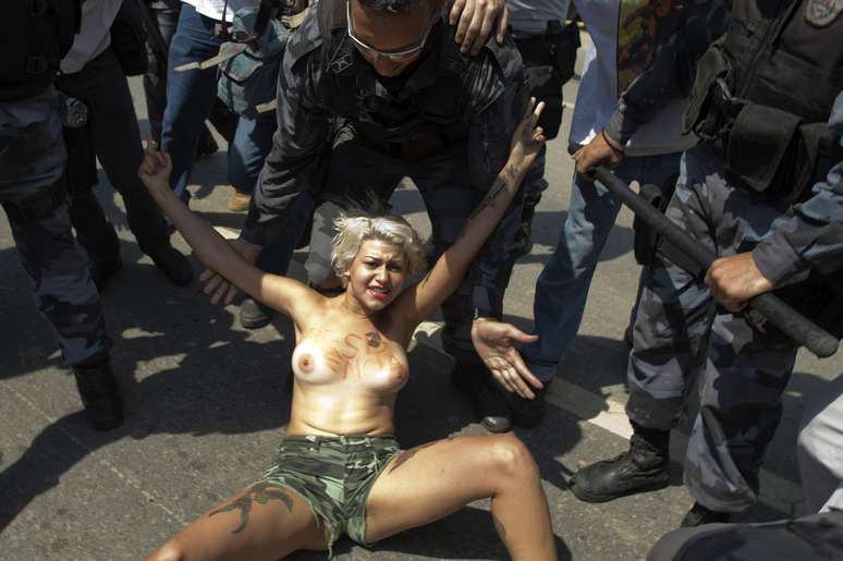 <p>Líder do grupo feminista Femen protestou contra a invasão policial</p>