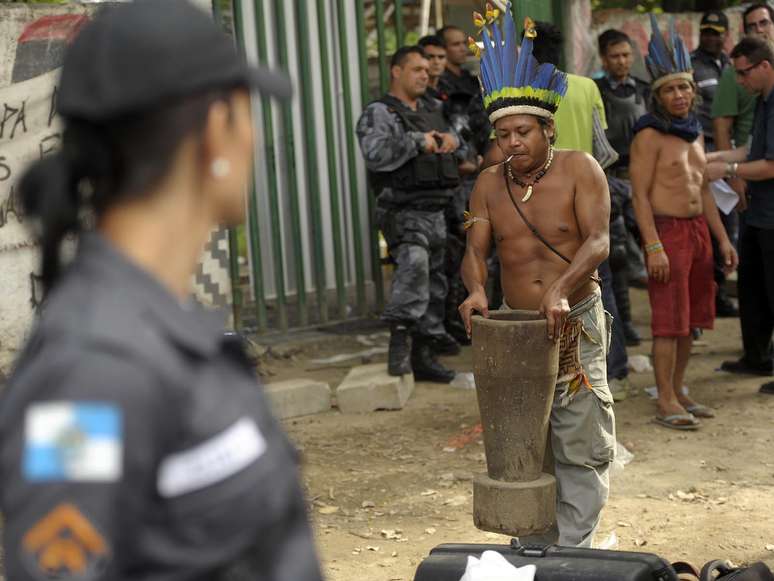 Índios são retirados do prédio do antigo Museu do Índio, no Rio de Janeiro, após ação da polícia