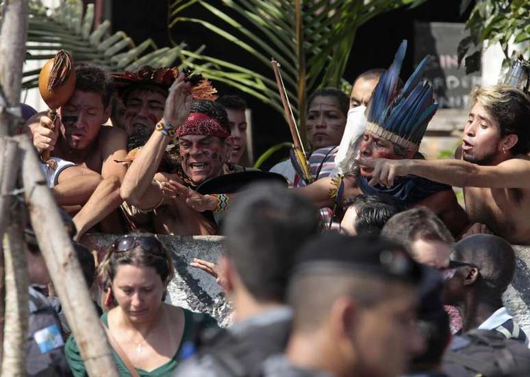 <p>Índios protestam durante manifestação no Museu do Índio no Rio de Janeiro. </p>